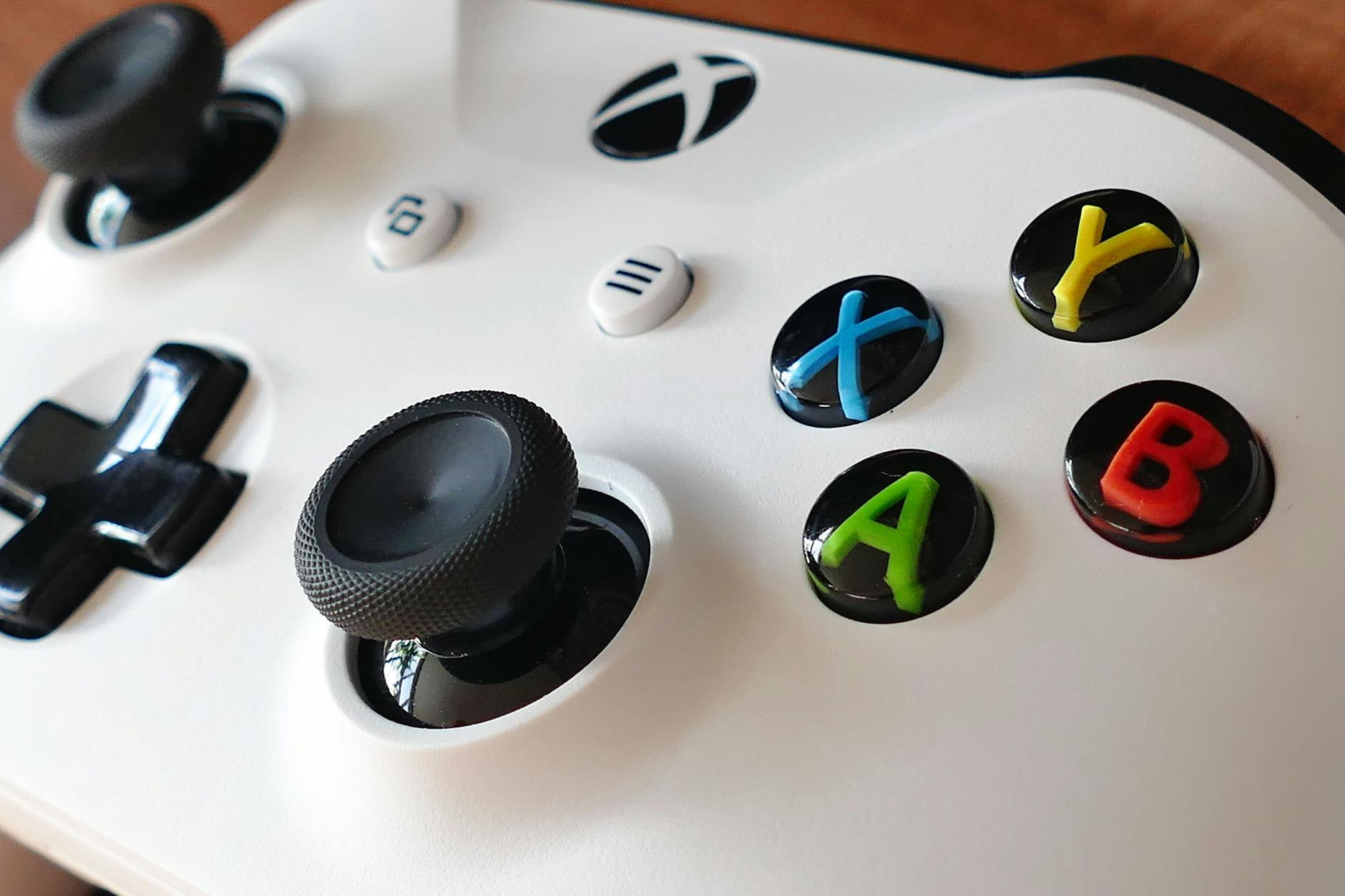 close up shot of a white xbox game controller