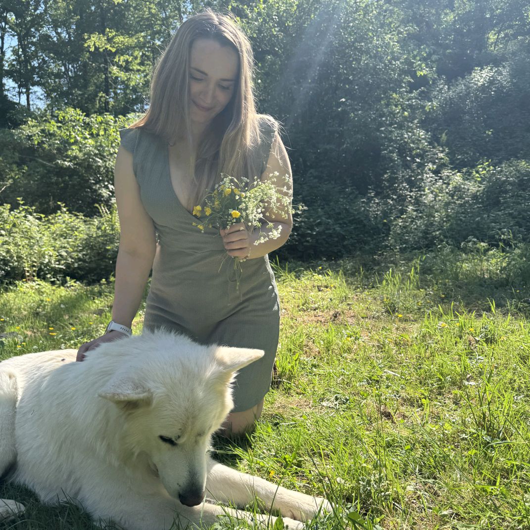 Friends of Flow (FoF) #03: SaliaMori im Interview – Zwischen Pokémon, Haltung und echter Wertschätzung 7 SaliaMori mit Hund Dexter