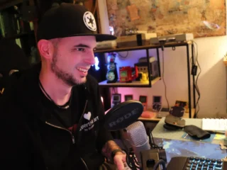 Streamer 0llie666 / Ollie666 in seinem Retro-Bunker