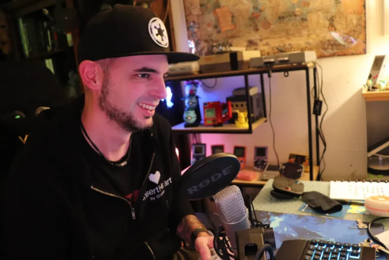 Streamer 0llie666 / Ollie666 in seinem Retro-Bunker